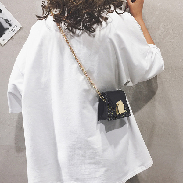 Stílusos kis kézitáska fényes hatású fém fogantyúval, három színben