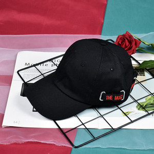 Дамска модерна шапка с метален елемент в няколко цвята 