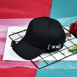 Дамска модерна шапка с метален елемент в няколко цвята 