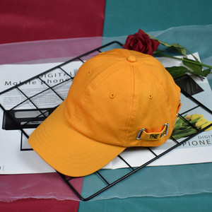 Дамска модерна шапка с метален елемент в няколко цвята 