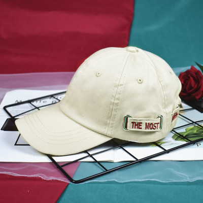 Дамска модерна шапка с метален елемент в няколко цвята 