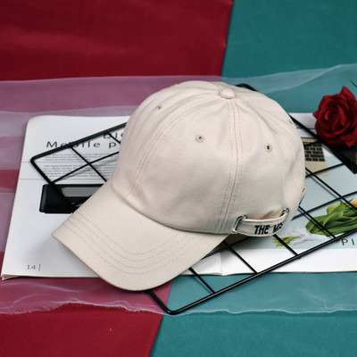 Дамска модерна шапка с метален елемент в няколко цвята 