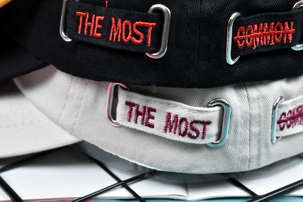 Дамска модерна шапка с метален елемент в няколко цвята 