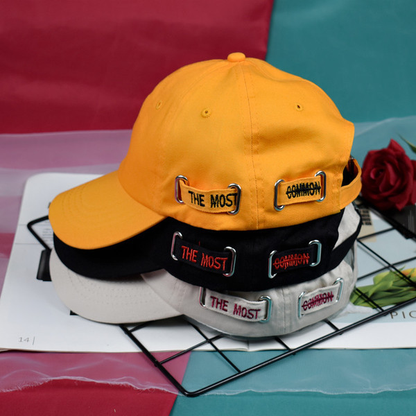 Дамска модерна шапка с метален елемент в няколко цвята 