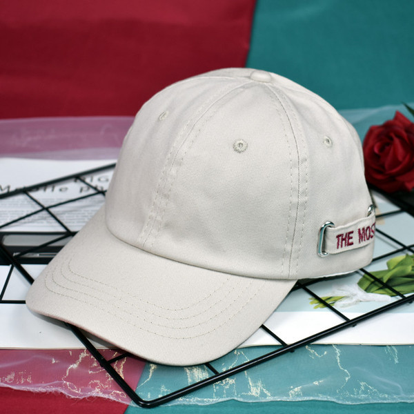 Дамска модерна шапка с метален елемент в няколко цвята 