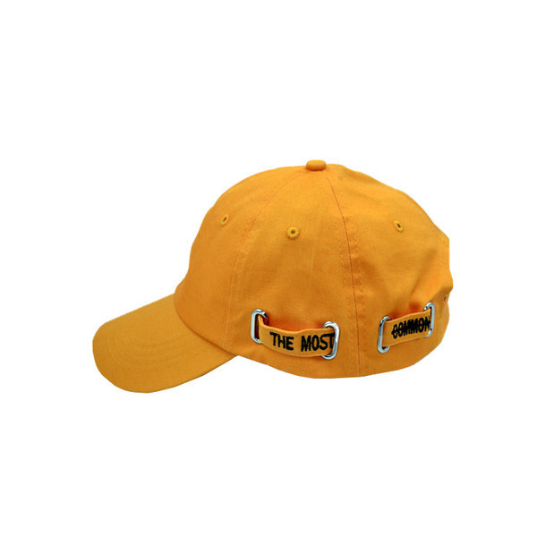 Дамска модерна шапка с метален елемент в няколко цвята 