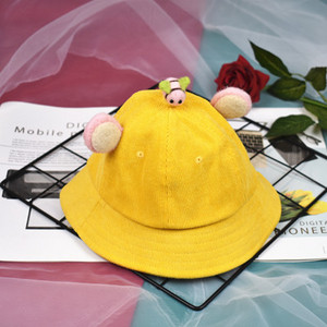 Palarie moderna pentru copii cu diverse elemente 3D in galben