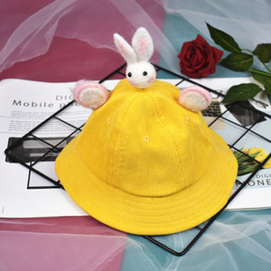 Palarie moderna pentru copii cu diverse elemente 3D in galben