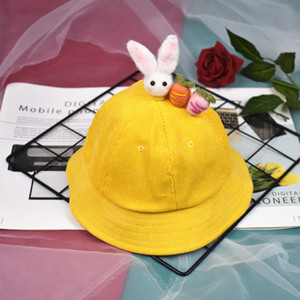 Palarie moderna pentru copii cu diverse elemente 3D in galben