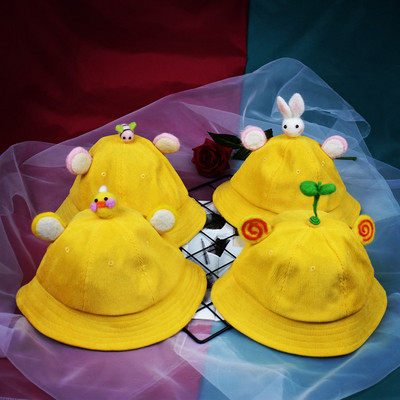 Модерна детска шапка с различни  3D-елементи в жълт цвят 