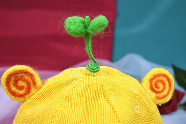 Palarie moderna pentru copii cu diverse elemente 3D in galben