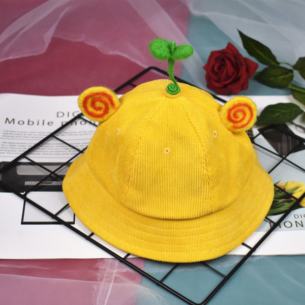 Palarie moderna pentru copii cu diverse elemente 3D in galben