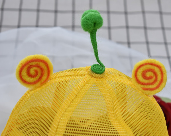 Gyerek nyári sapka különböző -3D elemekkel, sárga színben