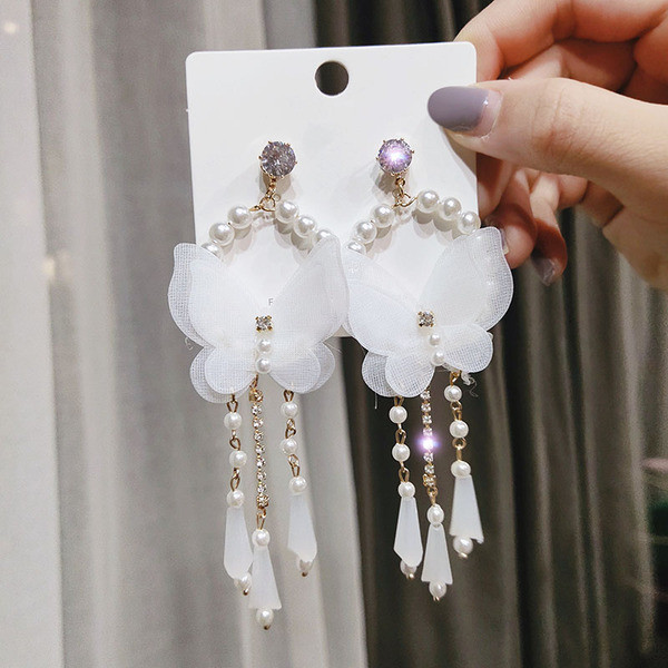 Stílusos női fülbevaló fehér színben gyöngyökkel