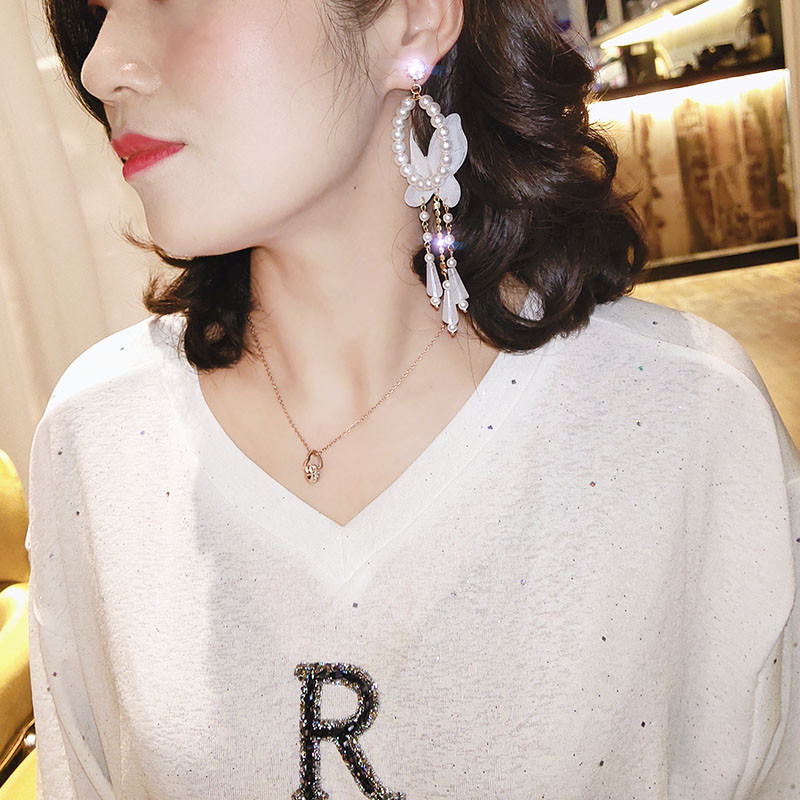 Stílusos női fülbevaló fehér színben gyöngyökkel