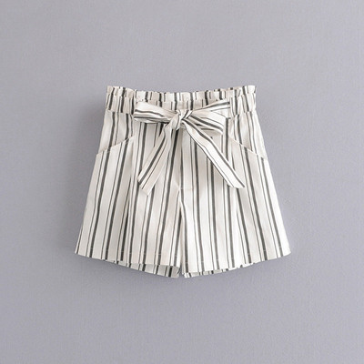 Pantaloni scurți și cravate în dungi cu talie înaltă