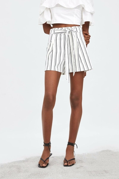 Pantaloni scurți și cravate în dungi cu talie înaltă