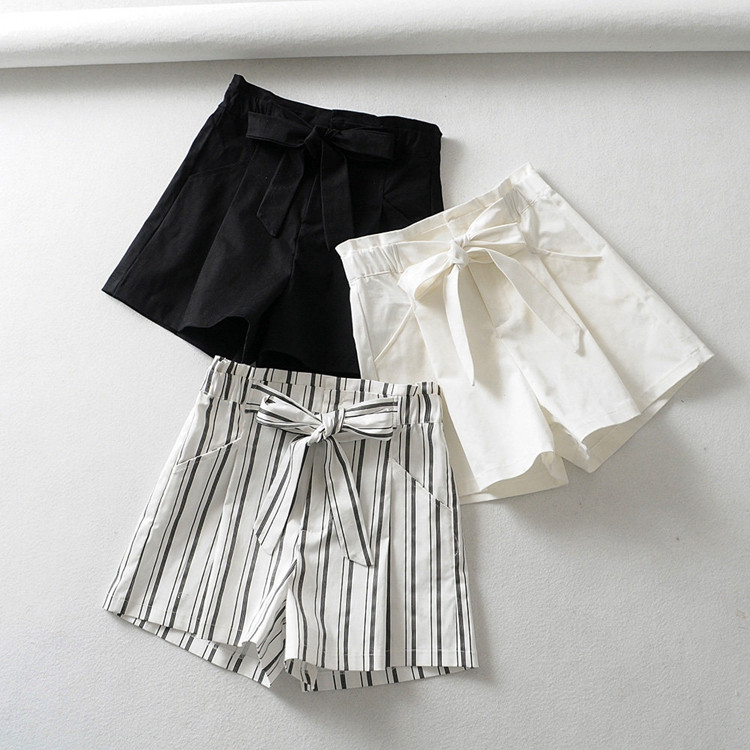 Pantaloni scurți și cravate în dungi cu talie înaltă