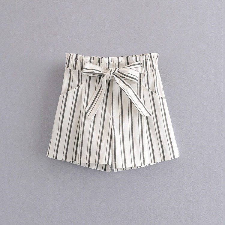 Pantaloni scurți și cravate în dungi cu talie înaltă
