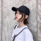 Ежедневна дамска шапка с козирка в черен  и бял цвят 