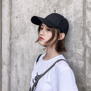 Ежедневна дамска шапка с козирка в черен  и бял цвят 