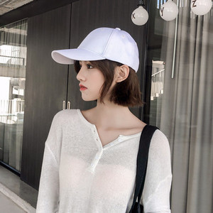 Ежедневна дамска шапка с козирка в черен  и бял цвят 