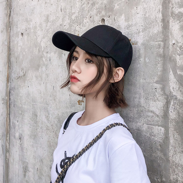 Ежедневна дамска шапка с козирка в черен  и бял цвят 