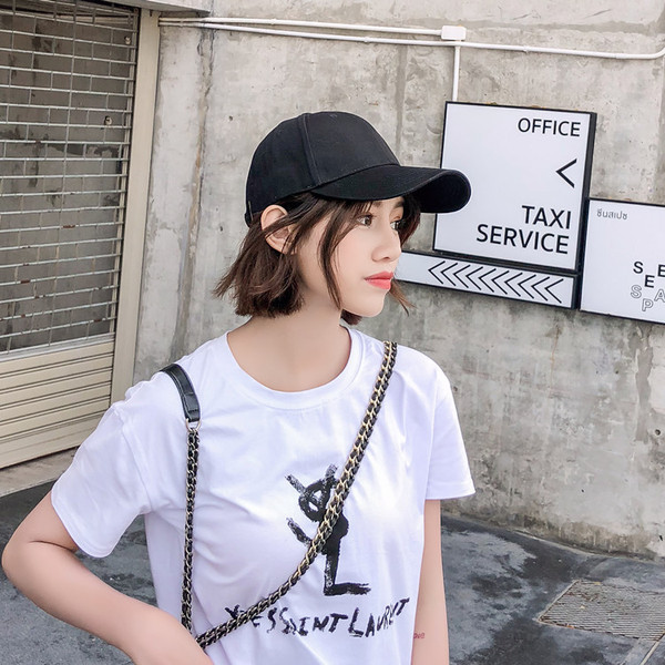 Ежедневна дамска шапка с козирка в черен  и бял цвят 