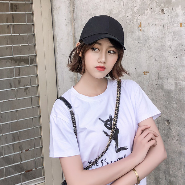 Ежедневна дамска шапка с козирка в черен  и бял цвят 