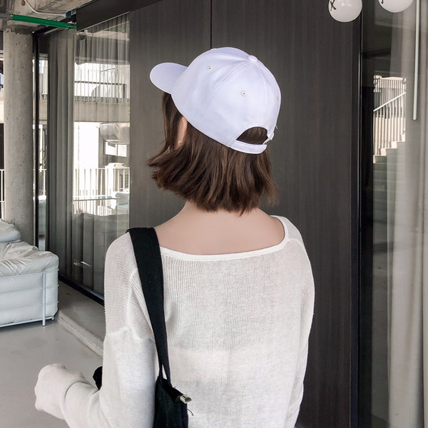 Ежедневна дамска шапка с козирка в черен  и бял цвят 