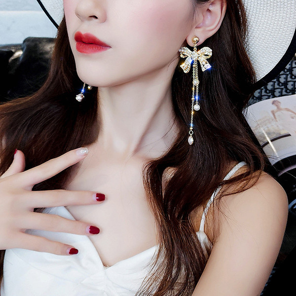 Cercei de dama actuali in culoare aurie - cu perle