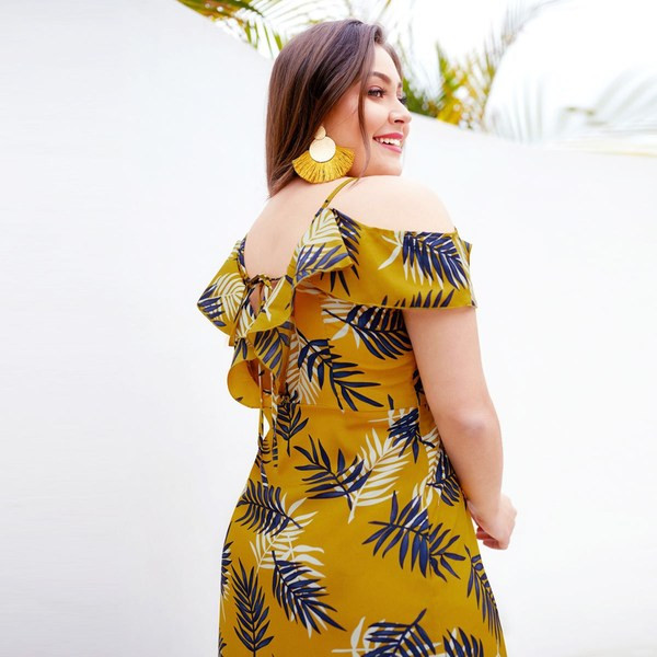 Дамска модерна рокля с дълбоко деколте в жълт цвят