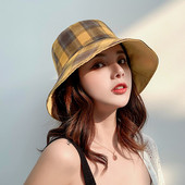 Карирана дамска шапка в два цвята 