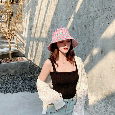 Карирана дамска шапка в два цвята 