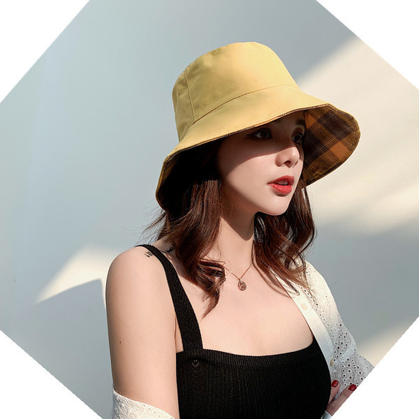 Карирана дамска шапка в два цвята 