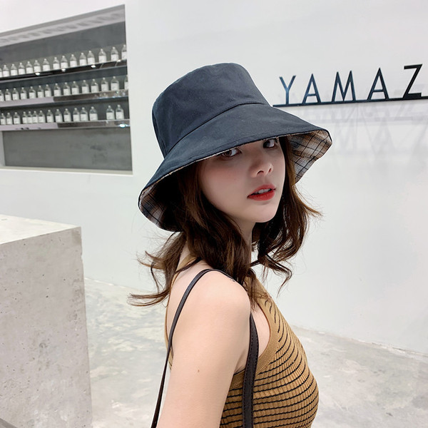 Карирана дамска шапка в два цвята 