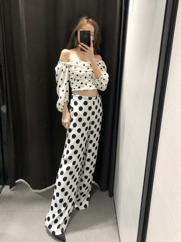 Pantaloni lungi și largi cu talie standard în puncte albe