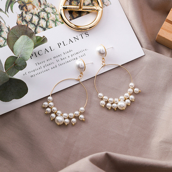 Cercei de dama actuali cu forma rotunda - in culoare aurie