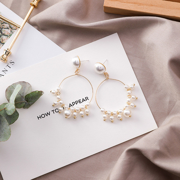 Cercei de dama actuali cu forma rotunda - in culoare aurie