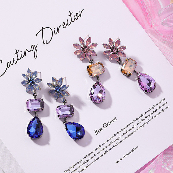 Cercei eleganti de dama cu pietre colorate