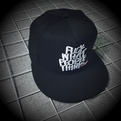 Pălărie bărbătească cu vizor și inscripție în negru și gri