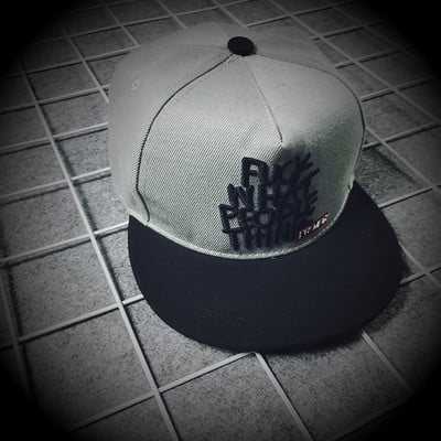 Pălărie bărbătească cu vizor și inscripție în negru și gri