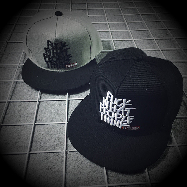 Pălărie bărbătească cu vizor și inscripție în negru și gri