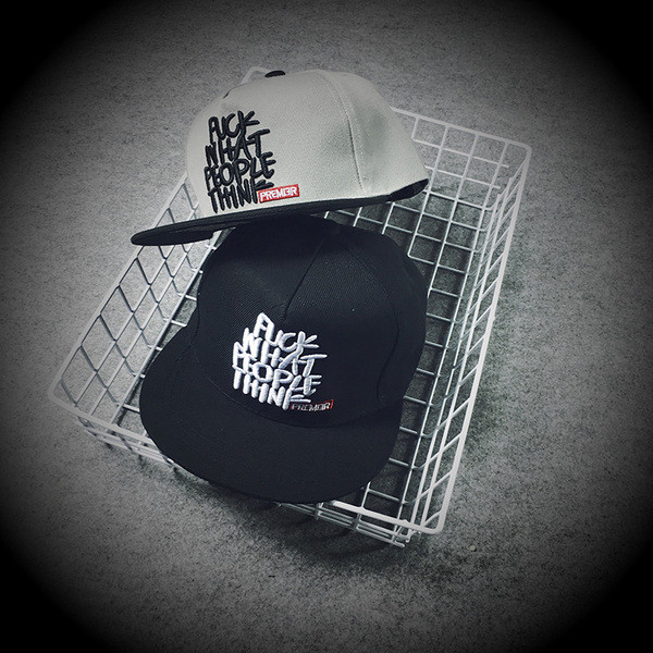 Pălărie bărbătească cu vizor și inscripție în negru și gri