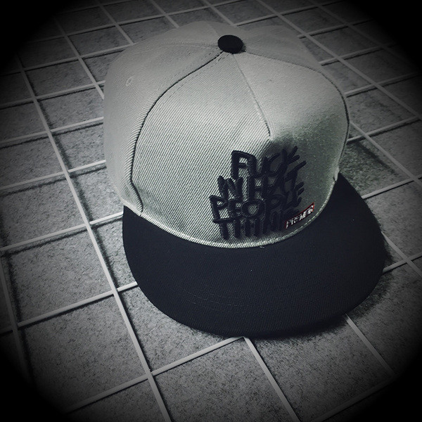 Pălărie bărbătească cu vizor și inscripție în negru și gri