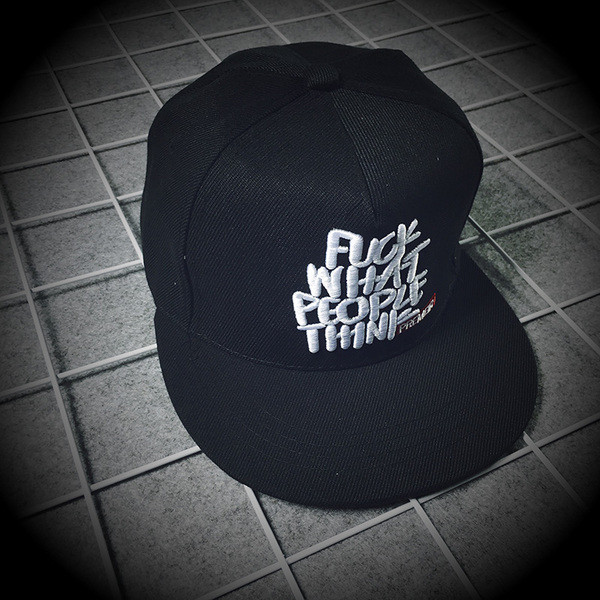 Pălărie bărbătească cu vizor și inscripție în negru și gri