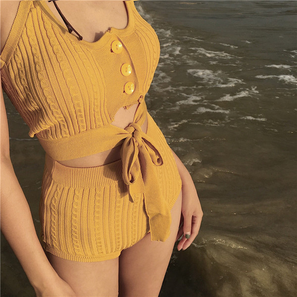 Μοντέρνο μαγιό δύο τεμαχίων με μαύρο, κόκκινο και κίτρινο χρώμα