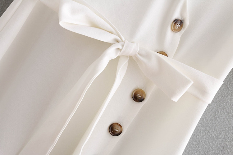 Дамска бяла рокля с V - образно деколте и копчета и къс ръкав