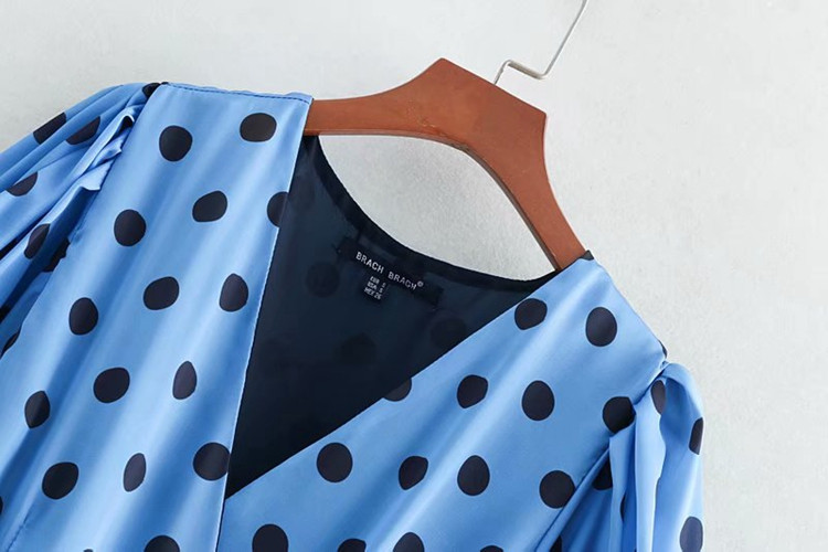 Rochie de damă cu decolteu în V în talie și mâneci 3/4 cu puncte albastre