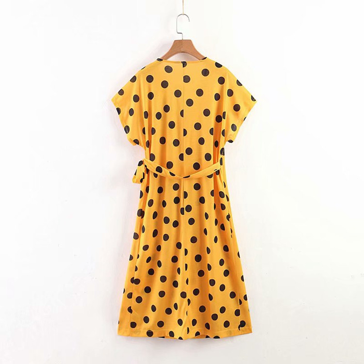 Дамска рокля с V - образно деколте, връзки на талията и къс ръкав в жълт цвят на точки